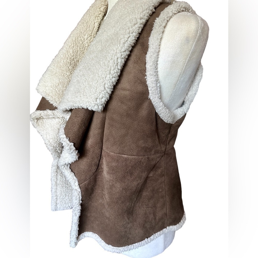 Ecko Unlimited Faux Suede/Sherpa Vest, Brown/Ivory, Y2K, size Med. - Picture 2 of 2